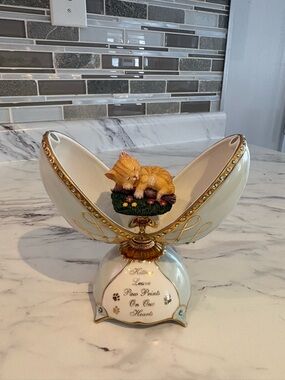 Ardleigh Elliott - Kitten Dreams Heirloom Porcelain Cat Music Box Egg